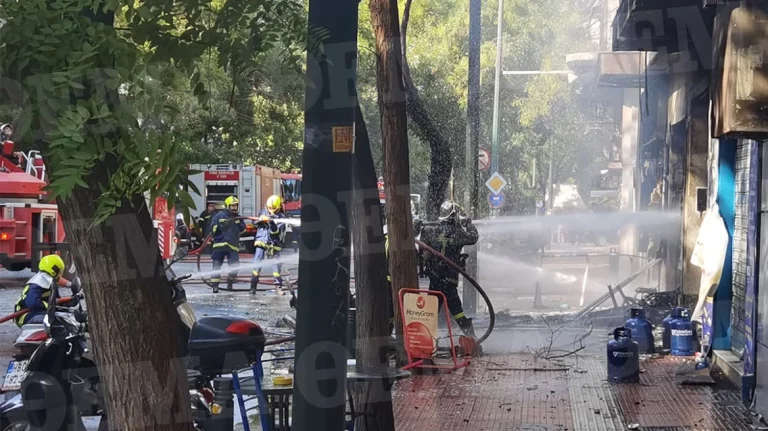 Φωτιά στην Αχαρνών: Η στιγμή της έκρηξης στο κατάστημα με τις φιάλες υγραερίου (upd)