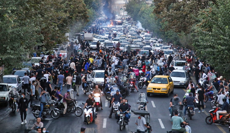 Χάος στο Ιράν από τις διαδηλώσεις: 31 νεκροί στις συγκρούσεις για τη Μαχσά Αμινί