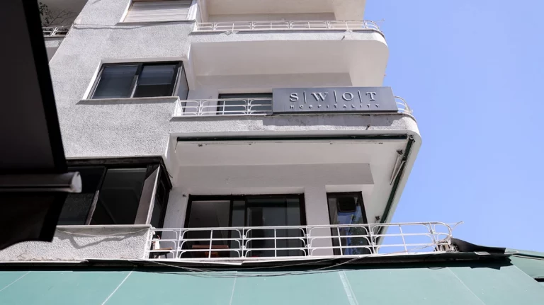 Γόνος γνωστής οικογένειας στον χώρο της ένδυσης ο 35χρονος που έπεσε στο κενό από τον 3ο όροφο στο Κολωνάκι