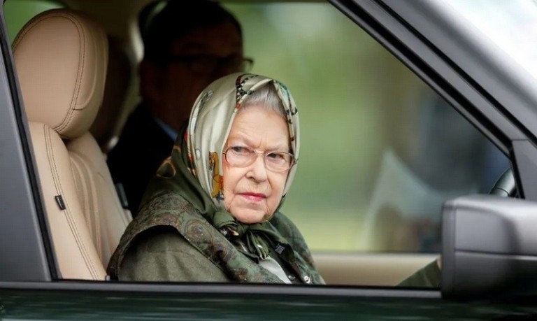 Ελισάβετ: Η Βασίλισσα που αγαπούσε τα αυτοκίνητα (pics + vids)