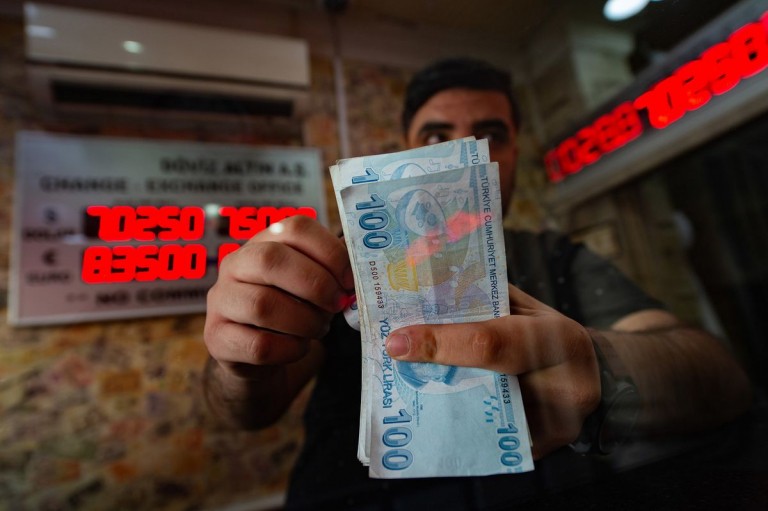Σε ιστορικό χαμηλό το τουρκικό νόμισμα – Ξεπέρασε τις 20 λίρες η ισοτιμία με το δολάριο