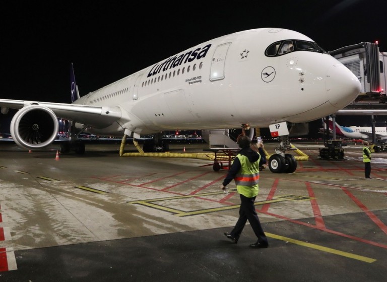 Lufthansa: Μέχρι πού θα φτάσει για να έχουν άνετο ύπνο οι επιβάτες της πρώτης θέσης