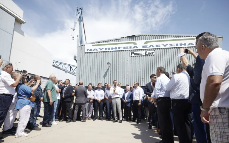 Εργαζόμενοι στα Ναυπηγεία Ελευσίνας σε Κυριάκο Μητσοτάκη: Σώσατε 600 οικογένειες (pics)