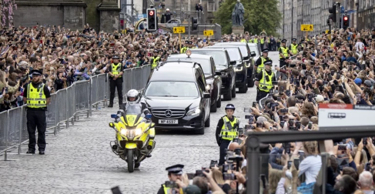 Βασίλισσα Ελισάβετ: Από τη Σκωτία ξεκινά το λαϊκό προσκύνημα