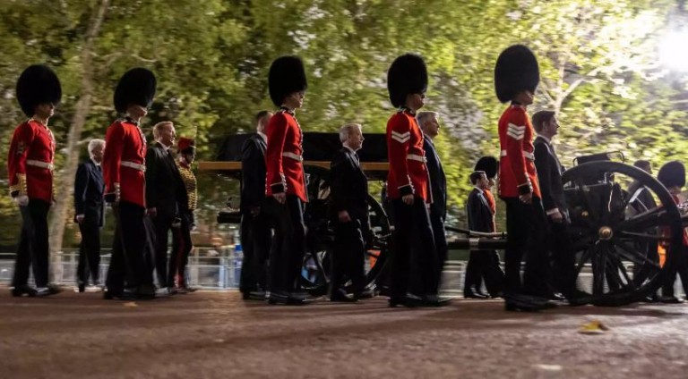 Βρετανία: Στον Καθεδρικό Ναό του Εδιμβούργου το φέρετρο της Ελισάβετ II – Εντός της ημέρας θα μεταφερθεί στο Λονδίνο