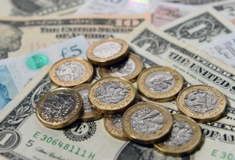 Το δολάριο δείχνει τα δόντια του: Ιστορικό χαμηλό για τη στερλίνα