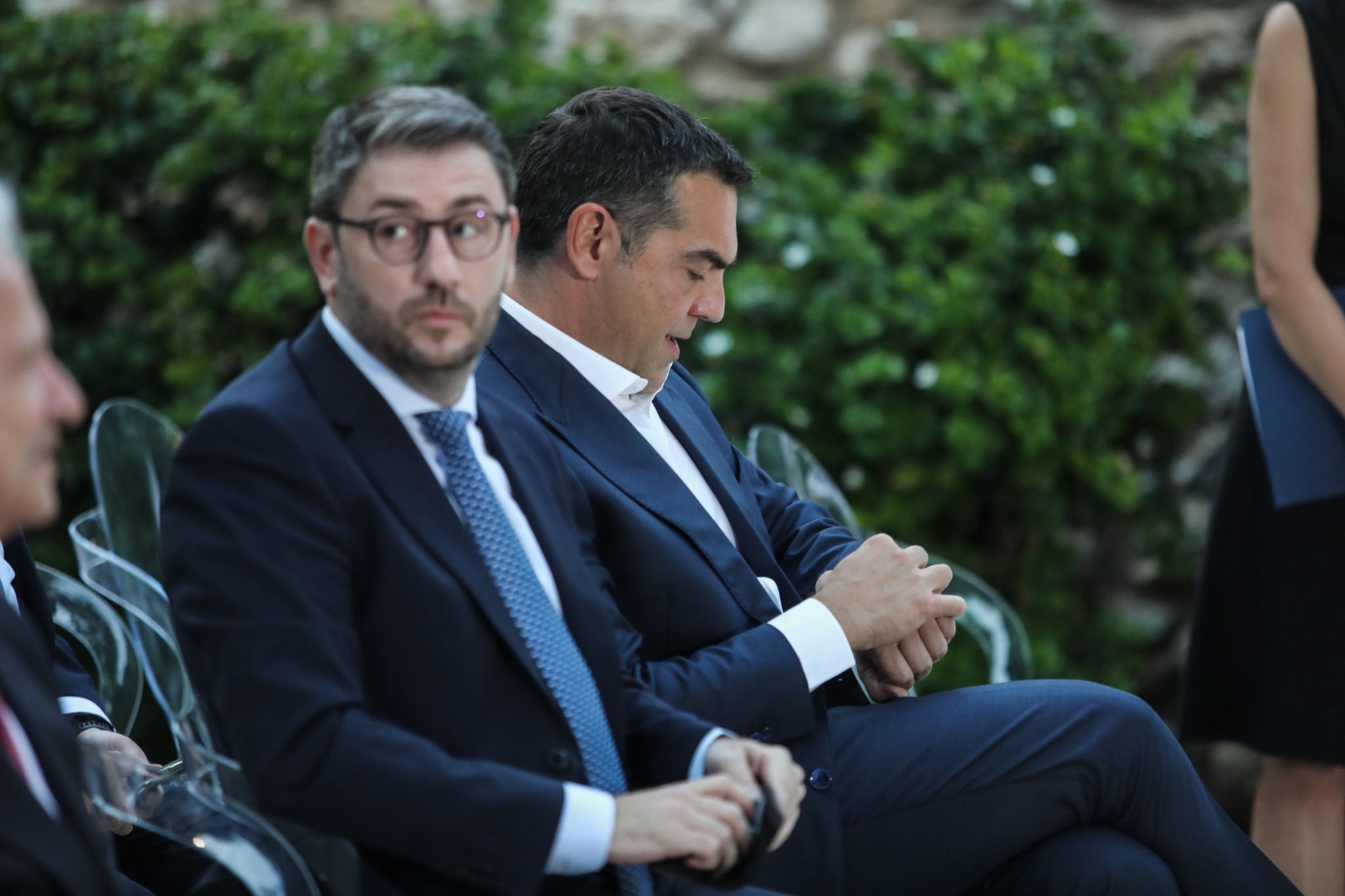 Χωρίς να ανταλλάξουν κουβέντα Τσίπρας – Ανδρουλάκης στην εκδήλωση για τον Μανώλη Γλέζο