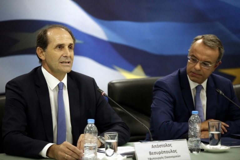 ΥΠΟΙΚ: Άμεσα οφέλη από τις φοροελαφρύνσεις – Παραδείγματα