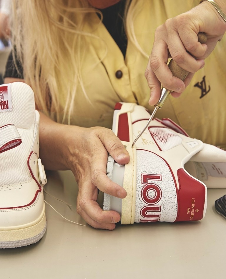 Στα άδυτα της Louis Vuitton με τους πιο χρυσοπληρωμένους τεχνίτες στον κόσμο