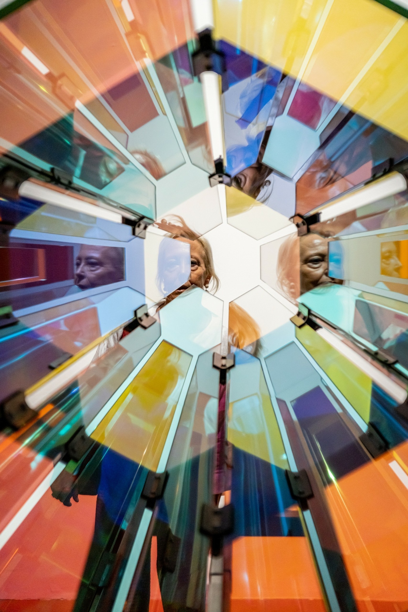 Εξαφανίζει, μεταμορφώνει, μαγεύει. Ο καλλιτέχνης της εποχής μας