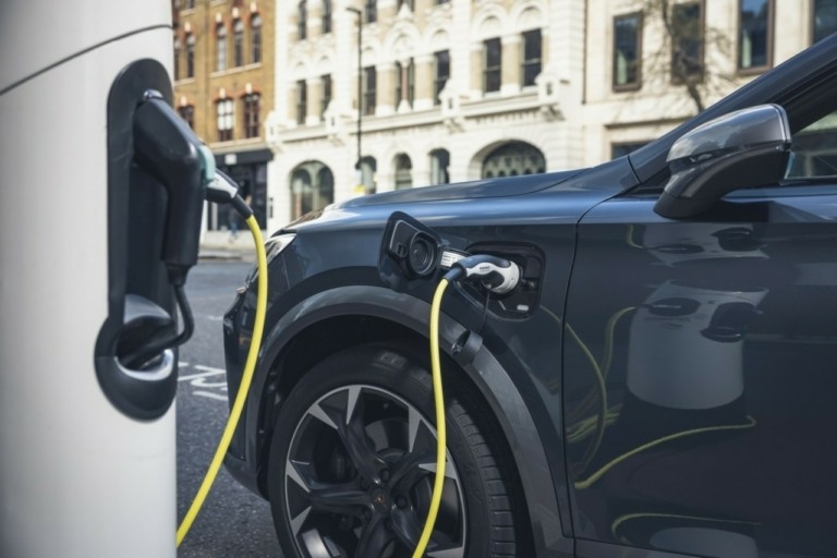 Γερμανία: Γιατί κλέβουν καλώδια σε σταθμούς φόρτισης για ηλεκτρικά αυτοκίνητα