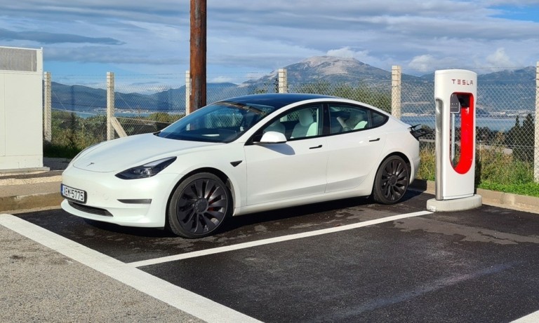 Ηλεκτρικό αυτοκίνητο: Πού φορτίζω στην Αθήνα και πόσο κοστίζει
