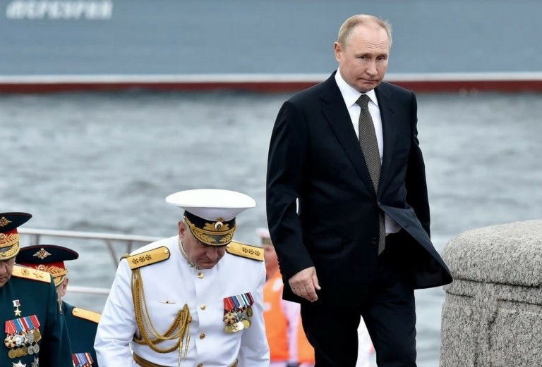 Politico: Ο Πούτιν ηττάται – Τα σενάρια της επόμενης μέρας