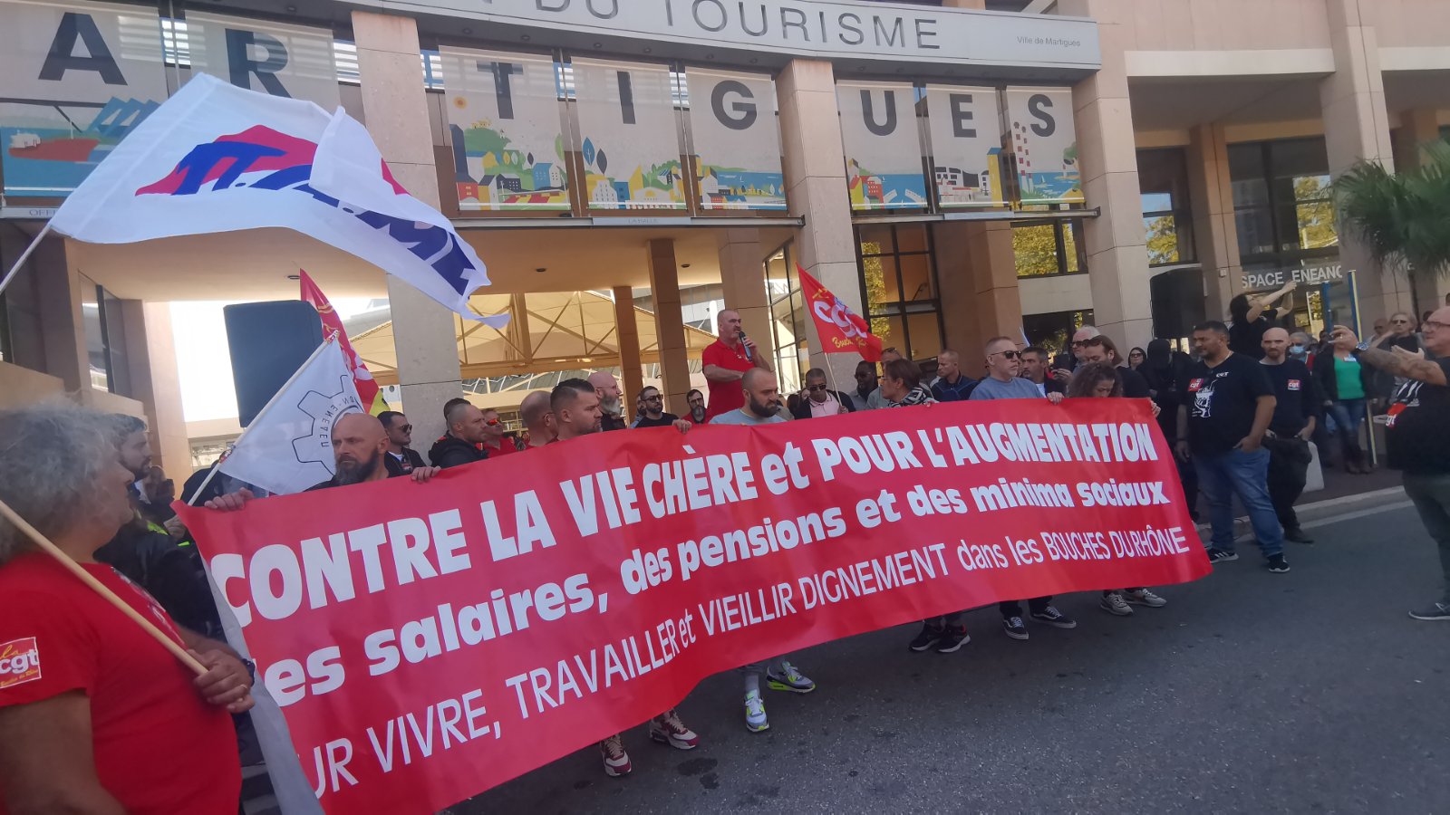 Γαλλία: Σε απεργιακό κλοιό η χώρα – Πάνω από 150 συγκεντρώσεις σε όλη την επικράτεια (vid)