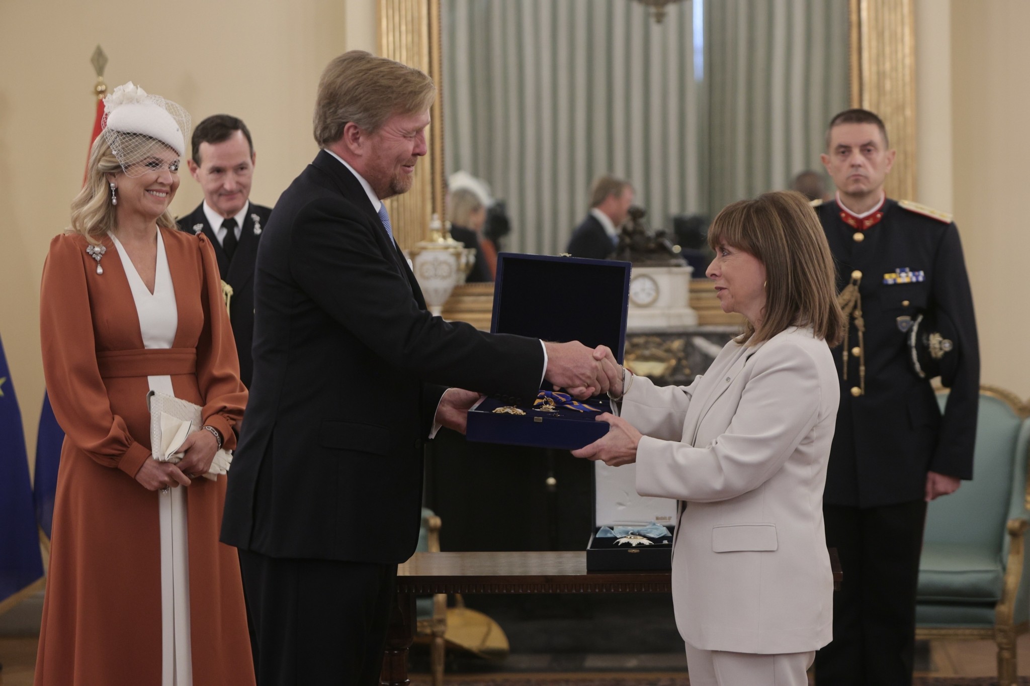 Η Κατερίνα Σακελλαροπούλου υποδέχθηκε το βασιλικό ζεύγος της Ολλανδίας – Στο επίκεντρο οι διμερείς σχέσεις (pics + vid)