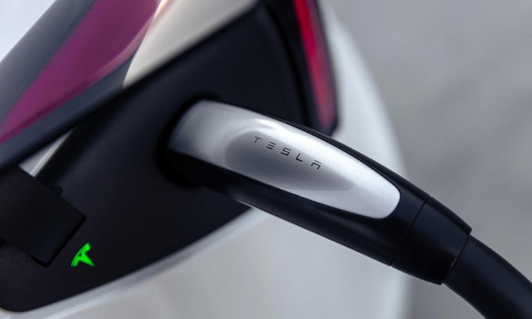 Tesla: Δείτε πόσες χιλιάδες έφτασαν οι φορτιστές της στην Ευρώπη