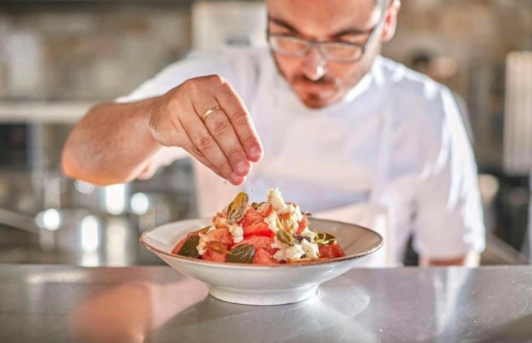 Ο Ελληνας που από σερβιτόρος έγινε ο αγαπημένος σεφ των σταρ στη γαλλική Ριβιέρα