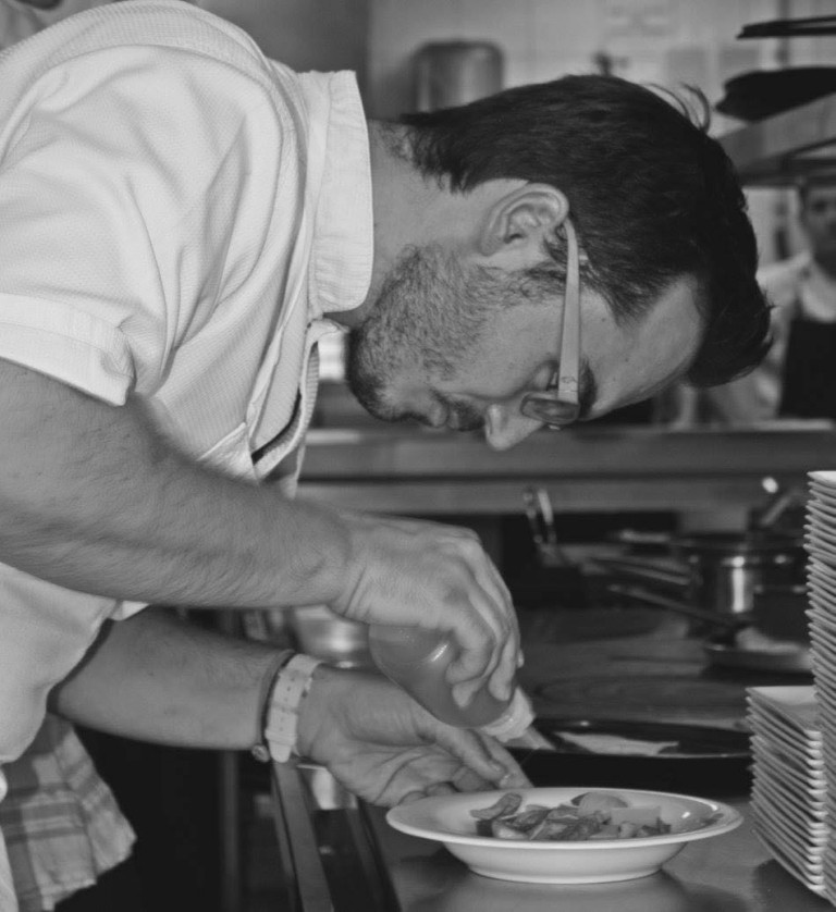 Ο Ελληνας που από σερβιτόρος έγινε ο αγαπημένος σεφ των σταρ στη γαλλική Ριβιέρα