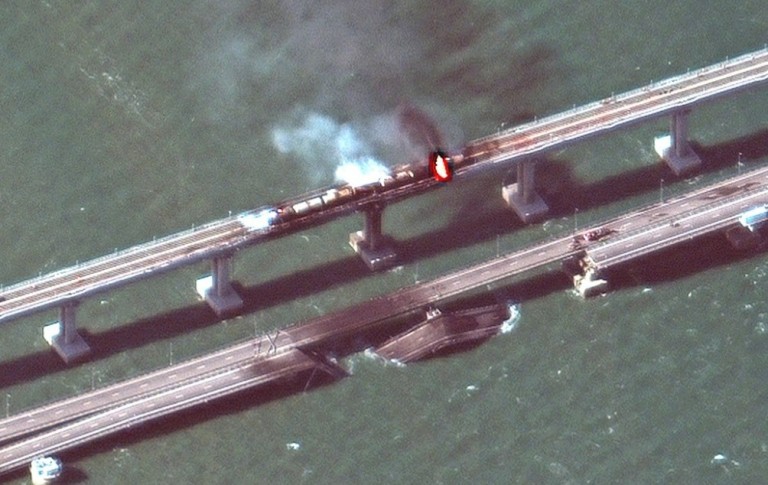 Γέφυρα στην Κριμαία: Καταλύτης εξελίξεων το πλήγμα στο «σύμβολο της ρωσικής ισχύος» (tweets + vids)