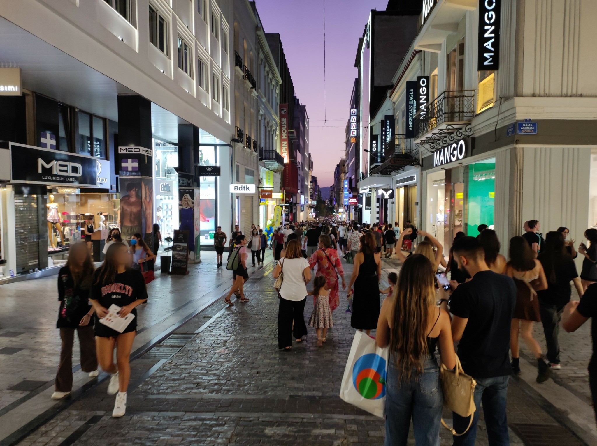 «Άλμα» 20,1% στην καταναλωτική δαπάνη το β’ τρίμηνο – Στο + 1,7% το διαθέσιμο εισόδημα (γραφήματα)