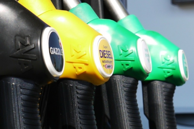 Βενζίνη: Εκτοξεύτηκε η τιμή της πάνω από τα 2 ευρώ (vid)