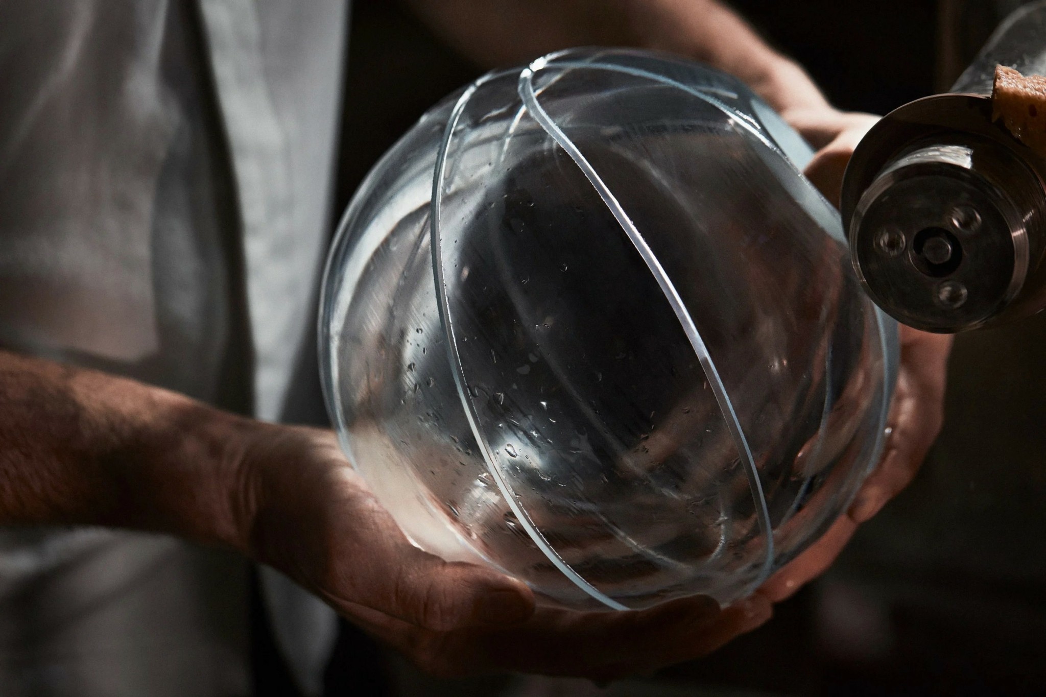 Βήμα – βήμα, πώς έγινε η φιάλη-κόσμημα για τα 75 χρόνια του ΝΒΑ