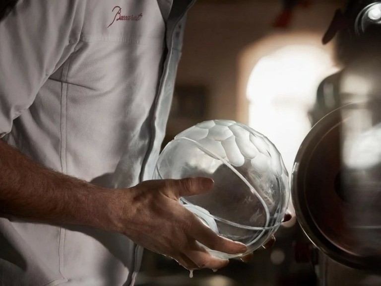 Βήμα – βήμα, πώς έγινε η φιάλη-κόσμημα για τα 75 χρόνια του ΝΒΑ