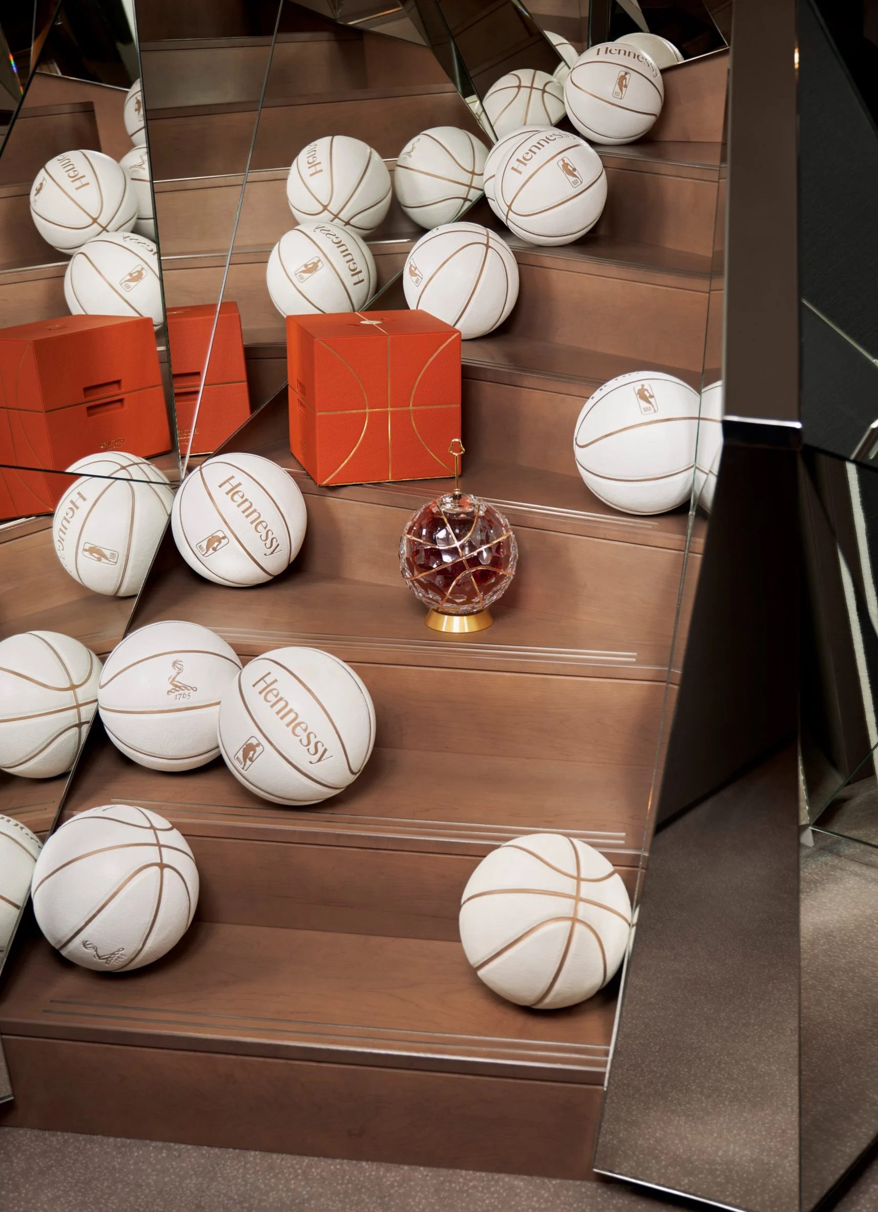 Βήμα – βήμα, πώς έγινε η φιάλη-κόσμημα για τα 75 χρόνια του ΝΒΑ