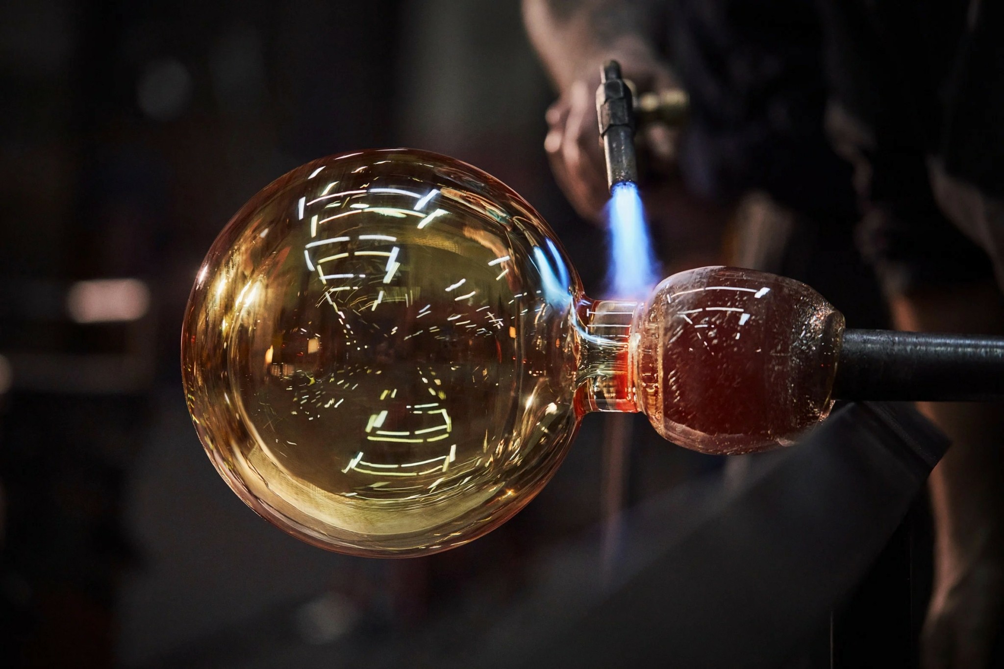 Βήμα – βήμα, πώς έγινε η φιάλη-κόσμημα για τα 75 χρόνια του ΝΒΑ