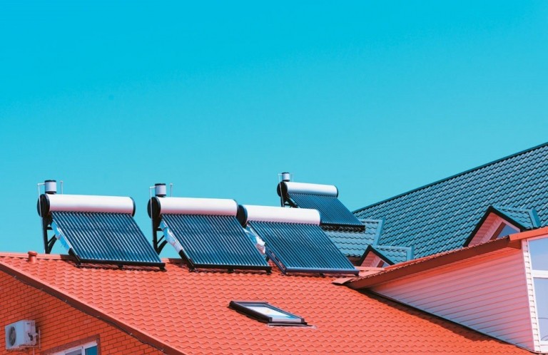 «Φωτοβολταϊκά στη στέγη»: Ποιοι δικαιούχοι μπορούν να πάρουν επιδότηση έως και 16.000 ευρώ