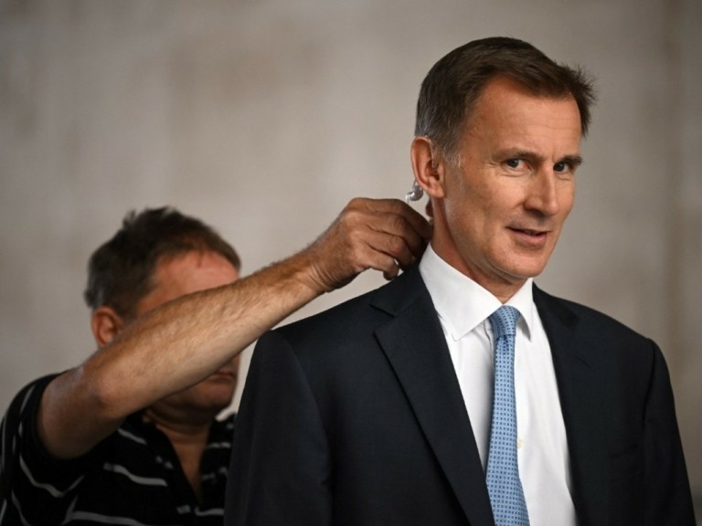 Ράλι για τη στερλίνα «δια χειρός» του νέου ΥΠΟΙΚ Τζέρεμι Χαντ