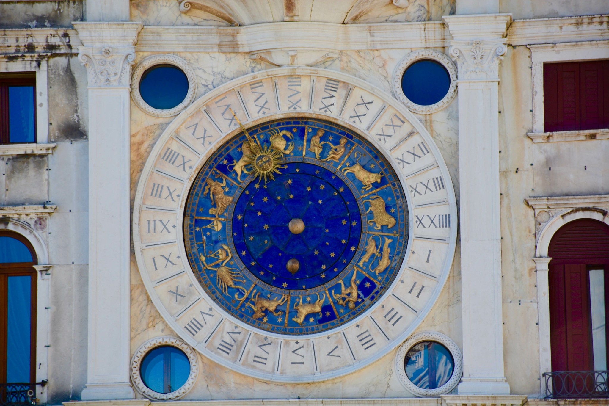 H παγκόσμια αστρολόγος, ένα “συμπαντικό” success-story, με φανατικούς φίλους και στην Ελλάδα