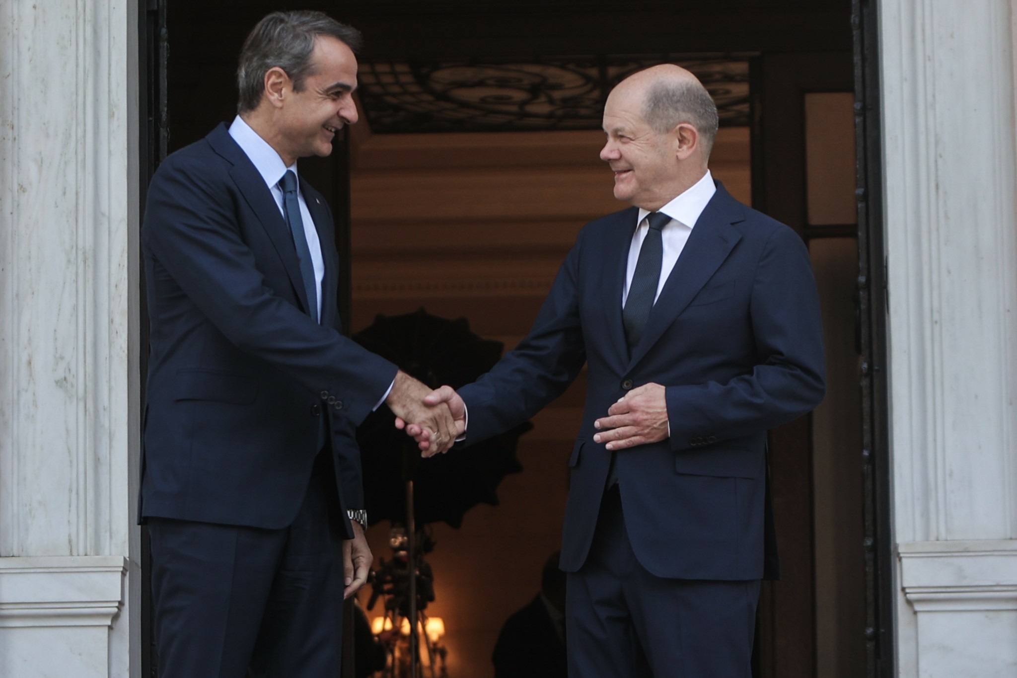 Στο Μέγαρο Μαξίμου ο Ολαφ Σολτς – Τι συζητά με τον Κυριάκο Μητσοτάκη