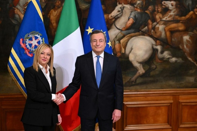 Ο Ντράγκι παρέδωσε το «χρυσό καμπανάκι» στη νέα πρωθυπουργό της Ιταλίας, Τζόρτζια Μελόνι (vid)