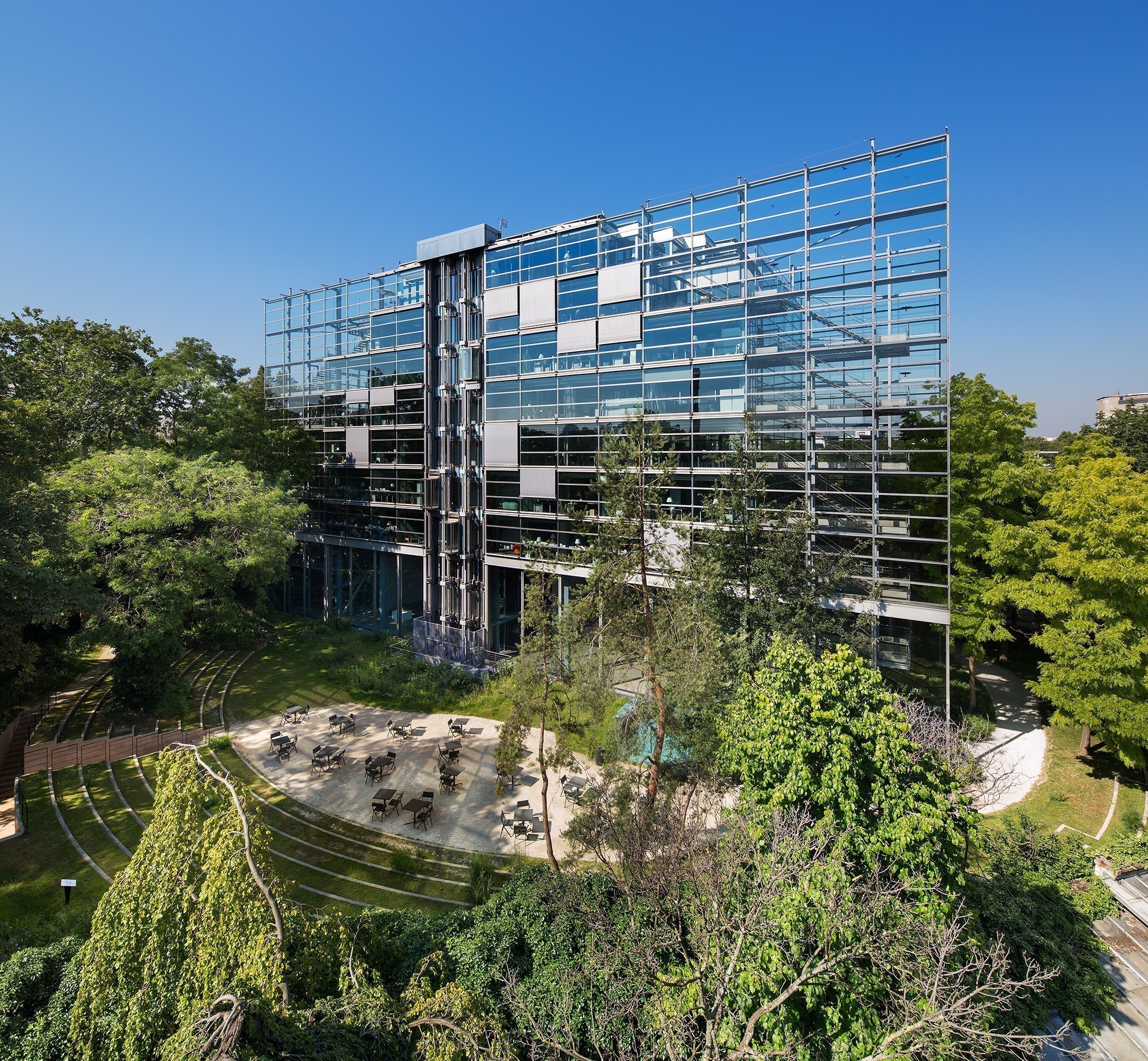 O πλουσιότερος Βρετανός καλλιτέχνης που έκαψε πίνακές του έναν-έναν