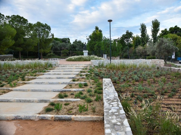 Η πλατεία Θησείου αλλάζει όψη – Η «μεταμόρφωση» στην αρχαιολογική καρδιά της Αθήνας (pics)