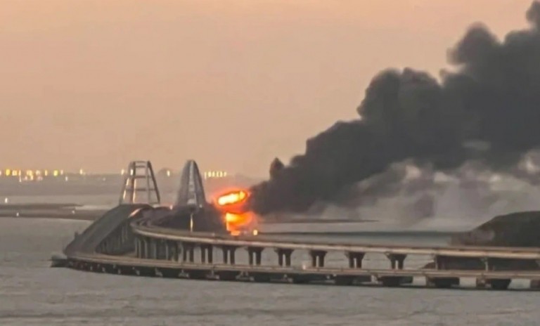 Στενό του Κερτς: Ουκρανοί αξιωματούχοι πανηγυρίζουν για την έκρηξη στη γέφυρα (tweets + vid)