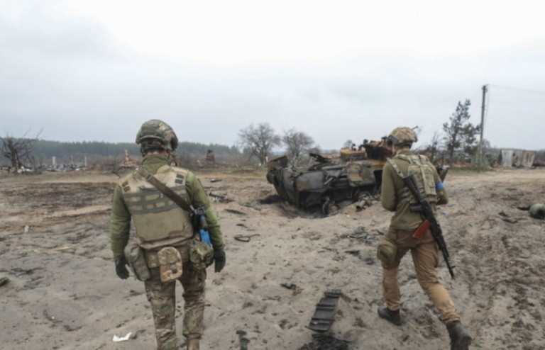 Πόλεμος στην Ουκρανία: Τι αλλάζει ο στρατιωτικός νόμος στις τέσσερις περιοχές μετά την απόφαση Πούτιν (tweets + vid)