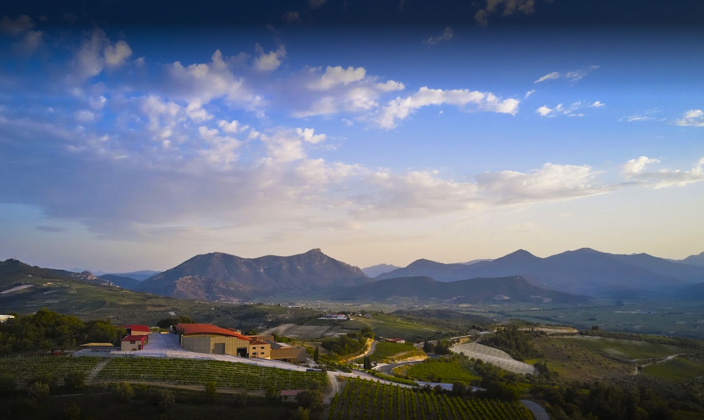 9 υπέροχες σουΐτες, μιάμιση ώρα από την Αθήνα, για μια κορυφαία οινική εμπειρία