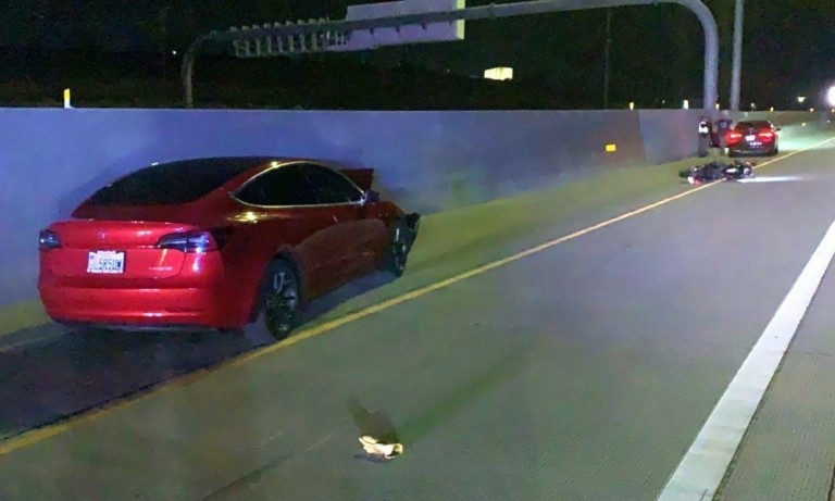 Tesla: Γιατί δικηγόροι κρούουν τον κώδωνα του κινδύνου για το Autopilot (vid)