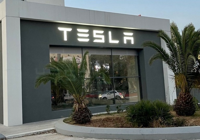 Tesla: Σε λειτουργία το πρώτο κατάστημα στην Ελλάδα