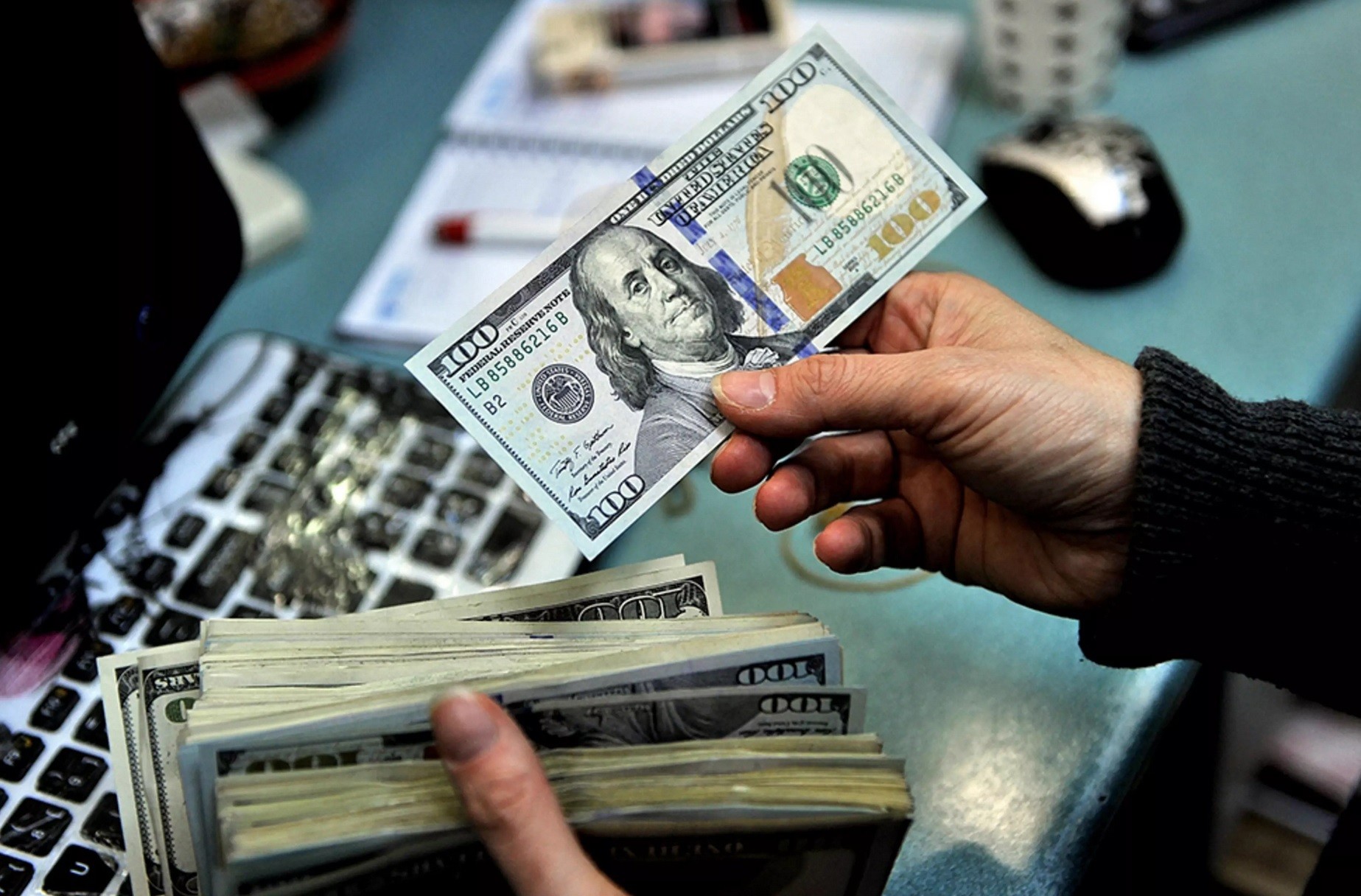 BofA: Τα μετρητά είναι «βασιλιάς» – Αυξημένες οι επενδύσεις σε δολάρια