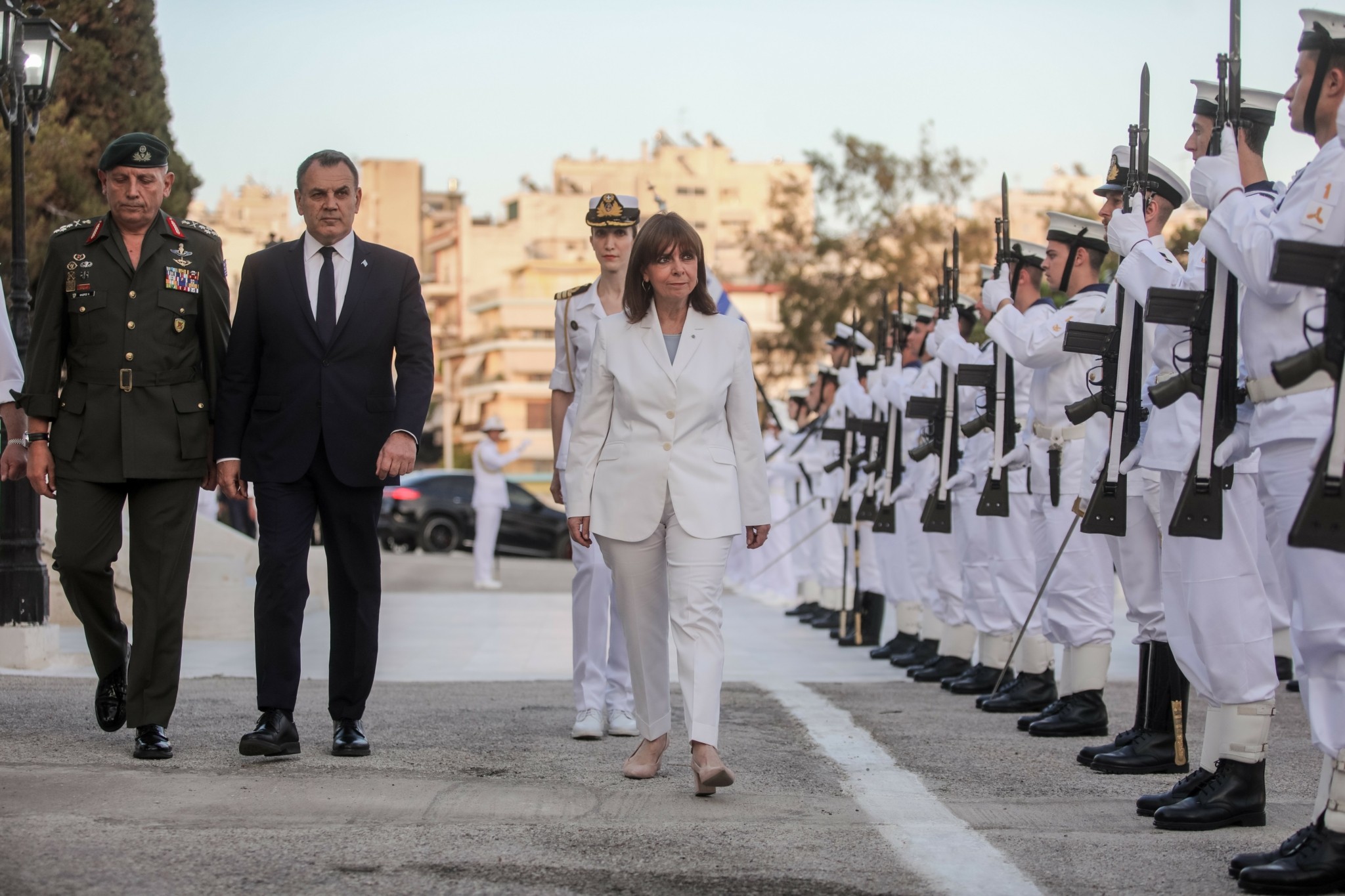 Στο Κίεβο η Σακελλαροπούλου για συνάντηση με τον Ζελένσκι