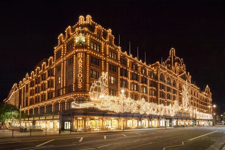 Η φαντασμαγορική μεταμόρφωση των Harrods στο Χριστουγεννιάτικο Λονδίνο