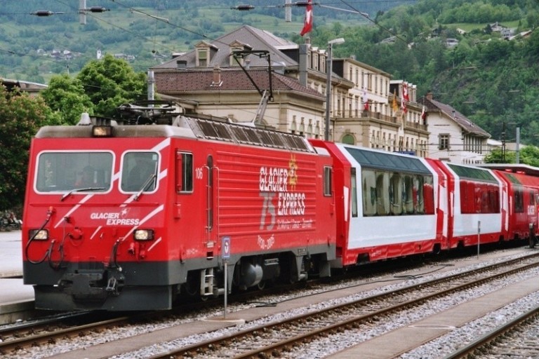 Τρεις στάσεις σε μια μαγική διαδρομή με το τρένο Glacier Express στα πιο ψηλά βουνά της Ελβετίας