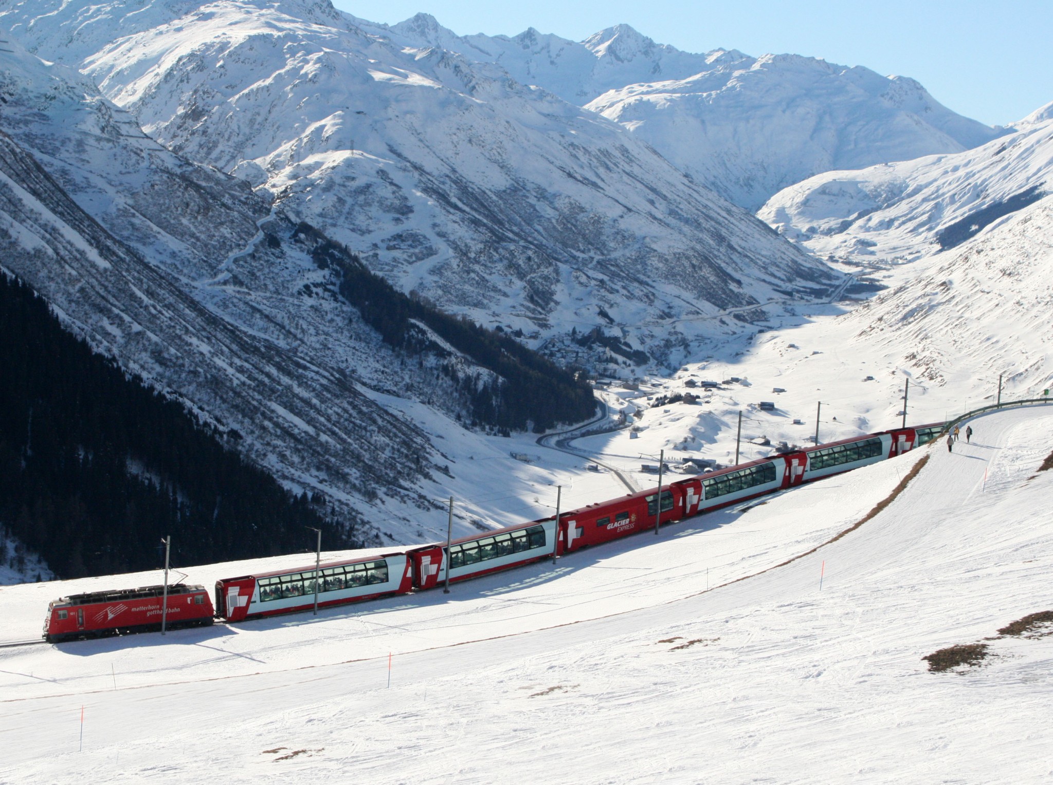 Τρεις στάσεις σε μια μαγική διαδρομή με το τρένο Glacier Express στα πιο ψηλά βουνά της Ελβετίας