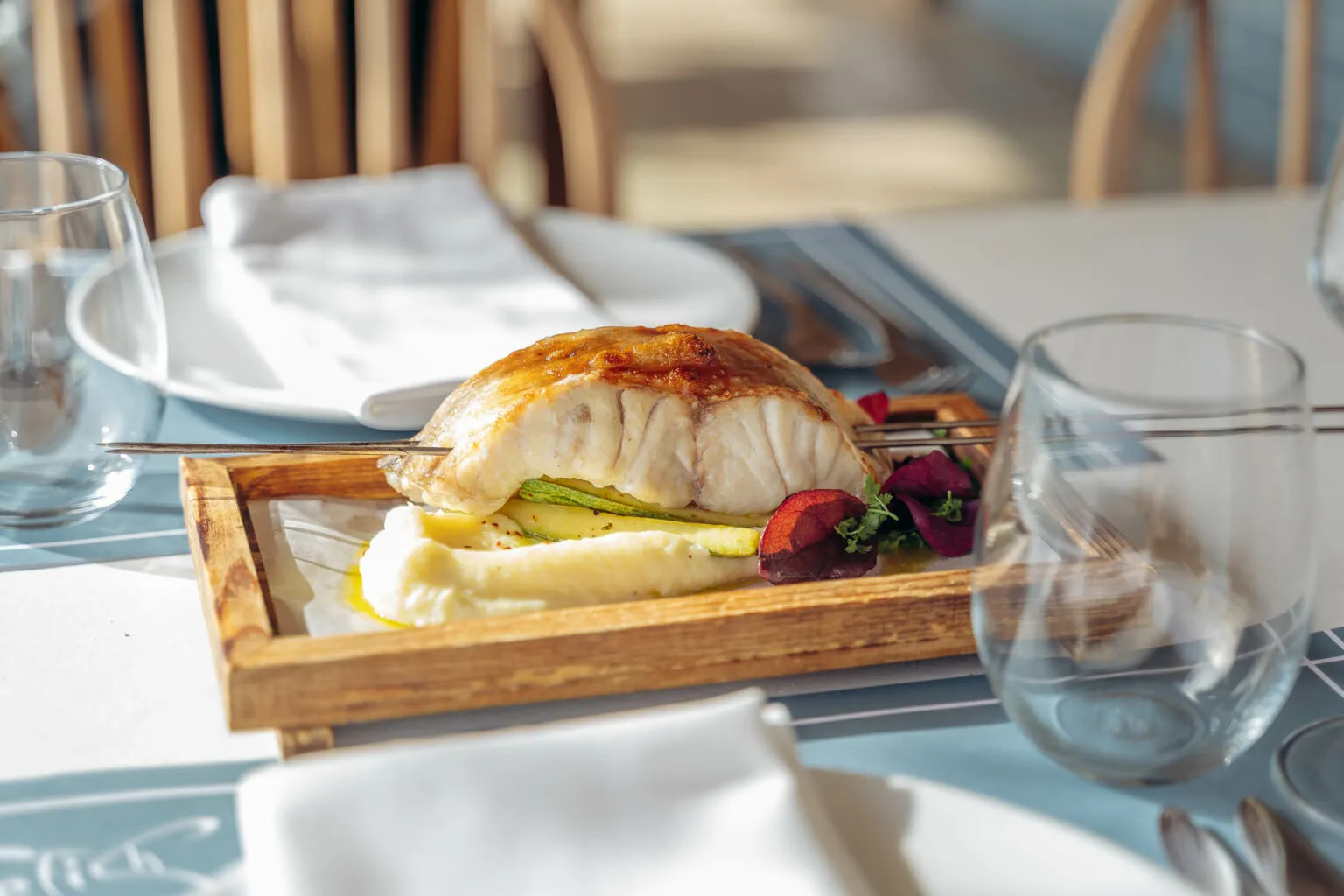 Με ποιους νέους τρόπους και πού τρώμε καλύτερα το ελληνικό ψάρι σήμερα