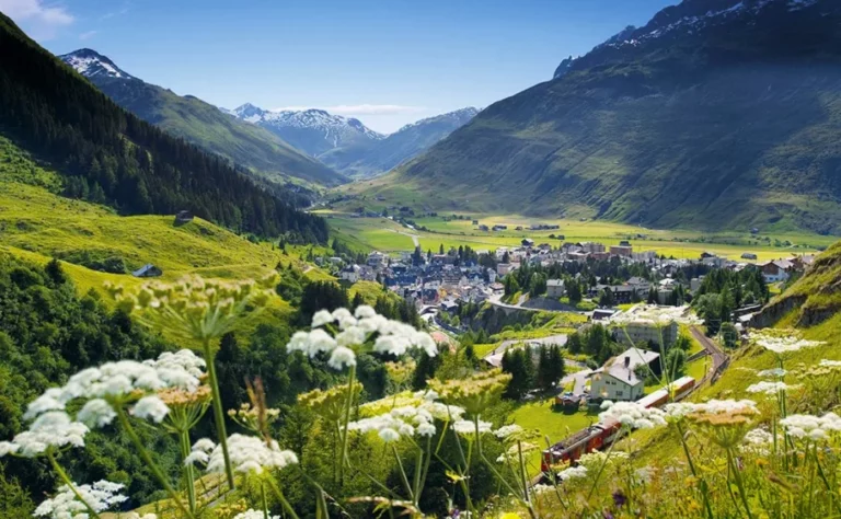 Τρεις στάσεις σε μια μαγική διαδρομή με το τρένο Glacier Express στα πιο ψηλά βουνά της Ελβετίας