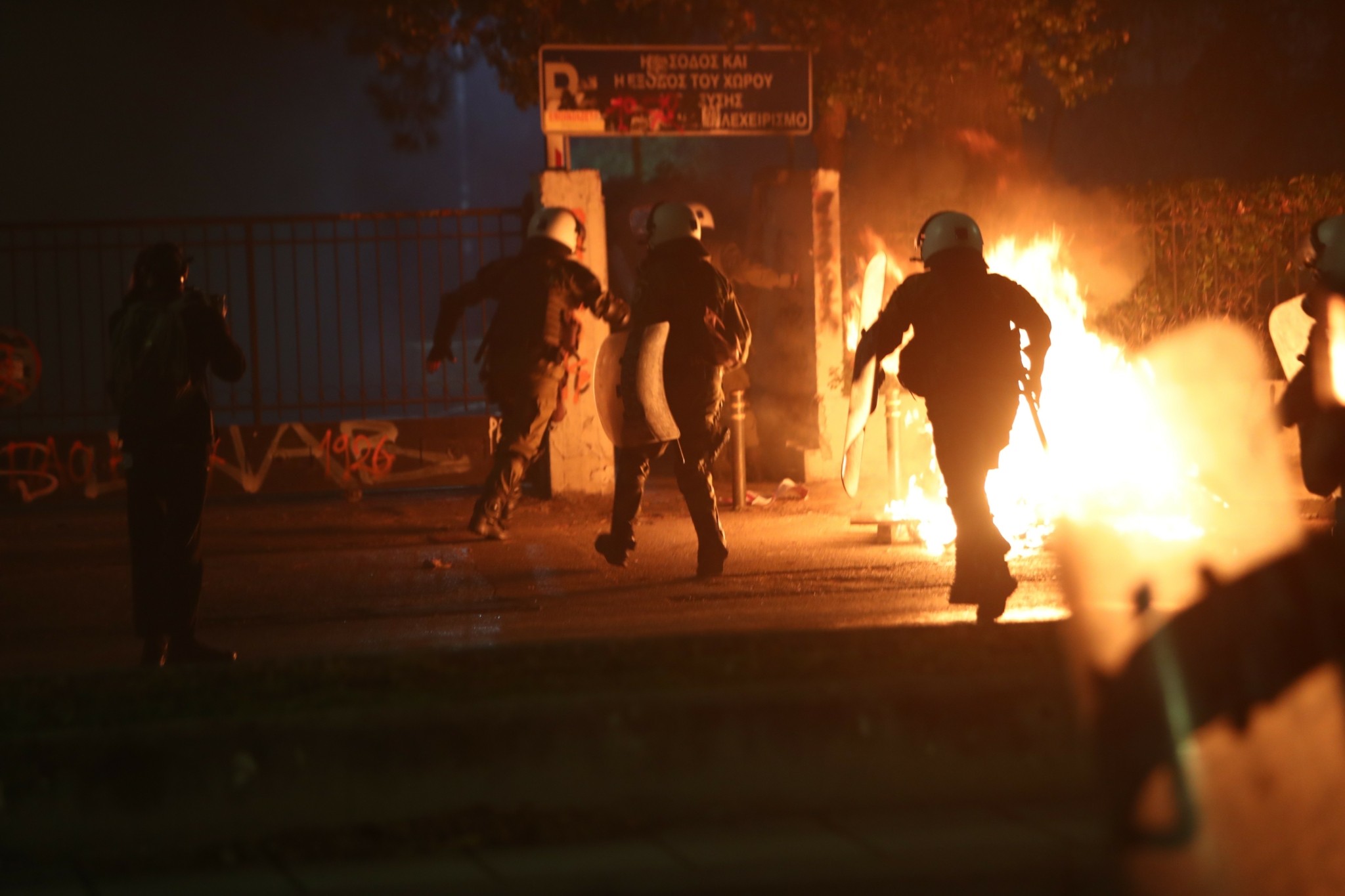 Πέντε συλλήψεις και 87 προσαγωγές για τα επεισόδια στο ΑΠΘ