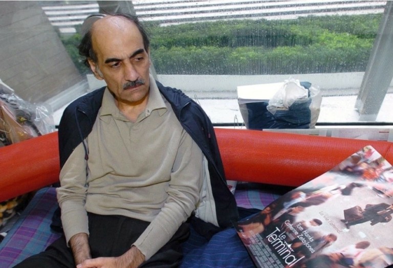 Ο Ιρανός που ενέπνευσε την ταινία «Terminal» πέθανε στο αεροδρόμιο όπου έζησε επί 18 χρόνια (tweet + vids)